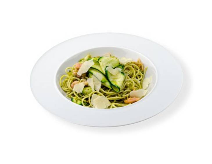 Zucchini-Spaghetti mit Räucherlachs und Pistazien-Pesto