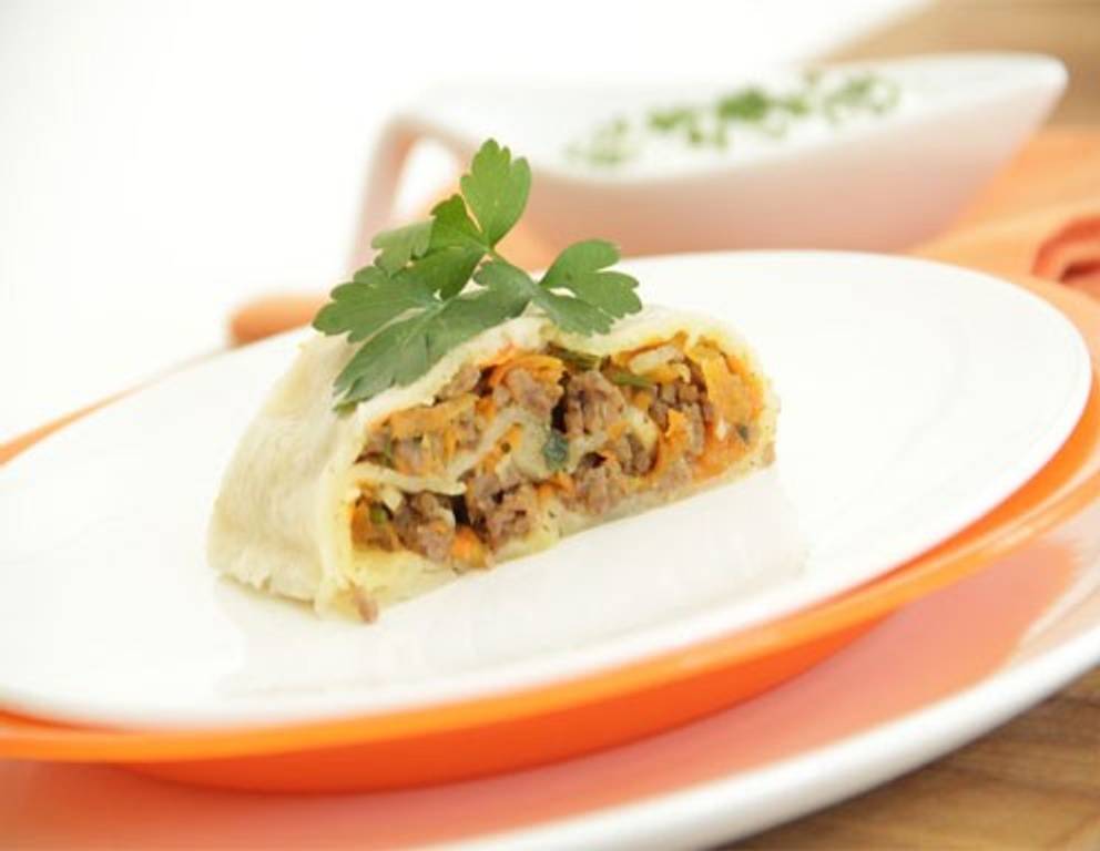 Karotten-Fleischstrudel mit Kräuterrahm aus dem Dampfgarer Karotten-Fleischstrudel mit Kräuterrahm aus dem Dampfgarer