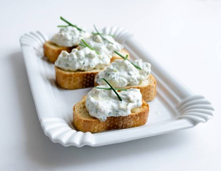 Crostini mit Avocado und Ziegenkäse Crostini mit Avocado und Ziegenkäse