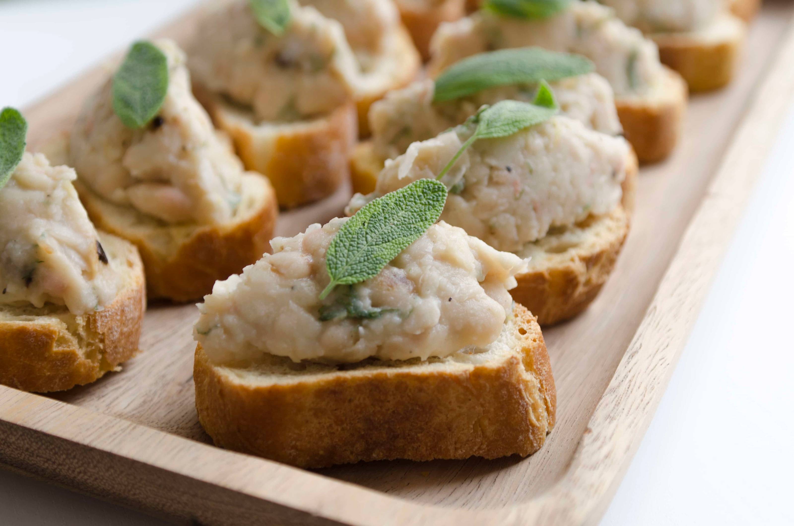 Rezept für Crostini mit Bohnen und Salbei