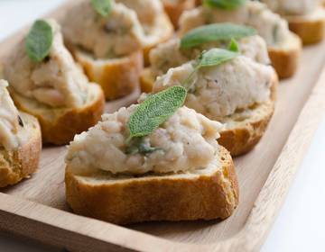 Crostini mit Bohnen und Salbei