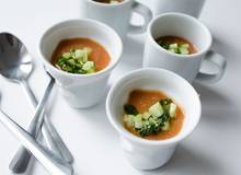 Kalte Kichererbsen-Tomaten-Suppe mit Gurken-Minze-Salsa Kalte Kichererbsen-Tomaten-Suppe mit Gurken-Minze-Salsa