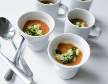 Kalte Kichererbsen-Tomaten-Suppe mit Gurken-Minze-Salsa Kalte Kichererbsen-Tomaten-Suppe mit Gurken-Minze-Salsa