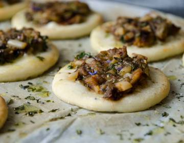 Pizzette mit Melanzani und Pinienkernen