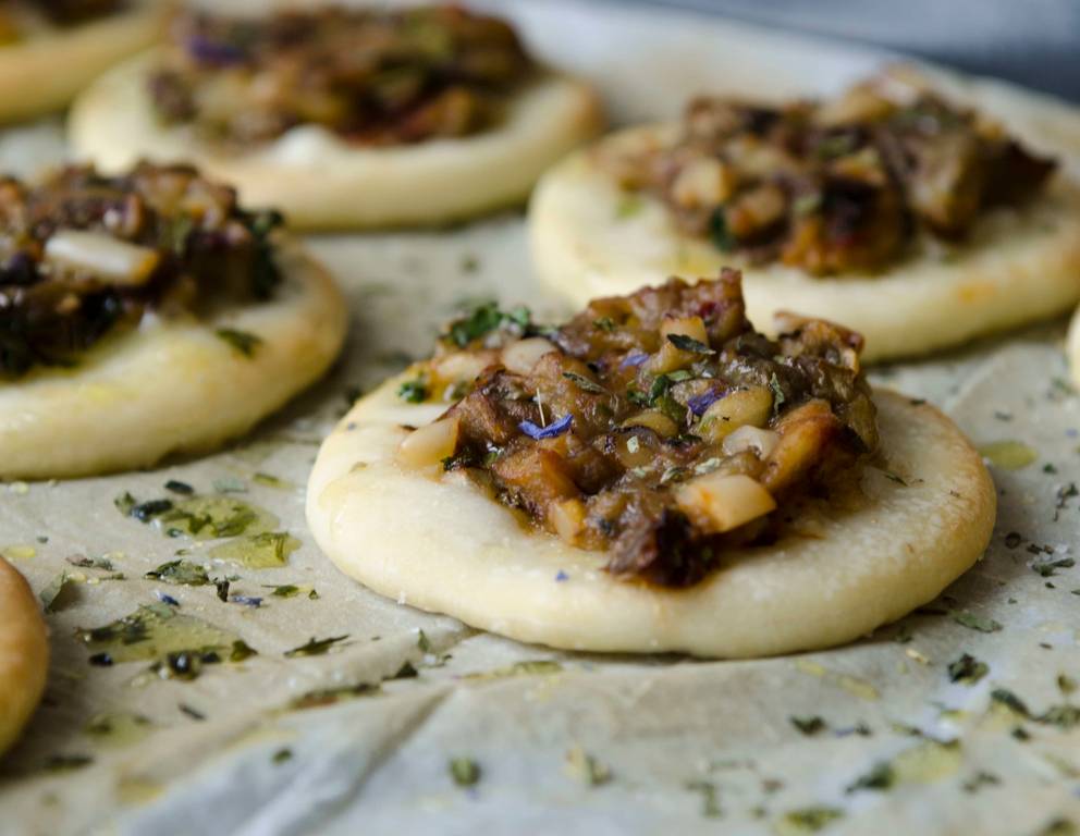 Pizzette mit Melanzani und Pinienkernen