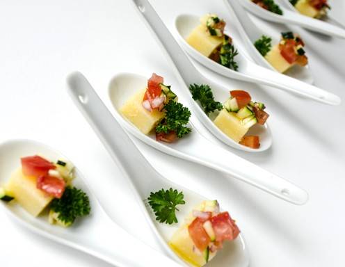 Rezept für Polenta-Schnitte mit Zuchini-Tomaten-Salsa