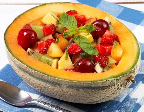 Rezept für Obstsalat im Melonenschiffchen