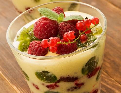 Rezept für eine Stachelbeercreme mit Himbeeren