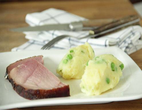 Bauerngeselchtes mit Erbsen-Karottelpüreenockerl aus dem Dampfgarer