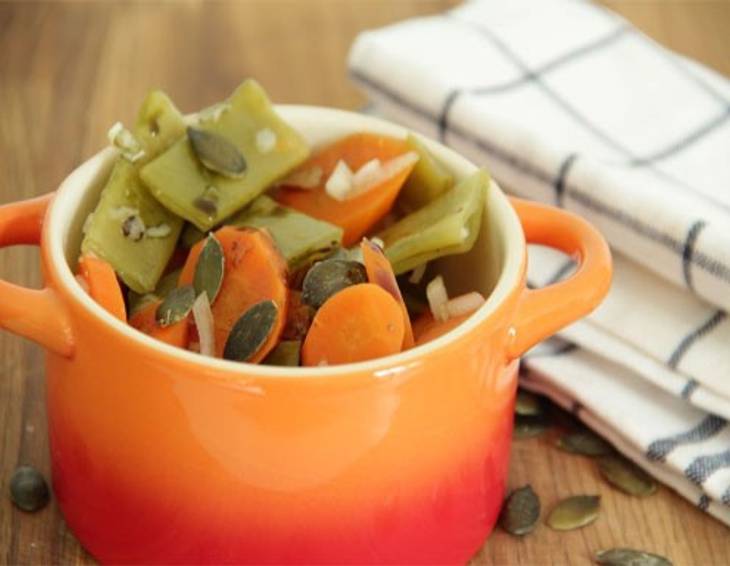 Fisolen-Karottensalat mit Kürbiskernen aus dem Dampfgarer