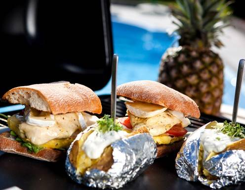 Chicken Ciabatta-Burger mit Folienkartoffel und Kresse-Sauerrahmsauce