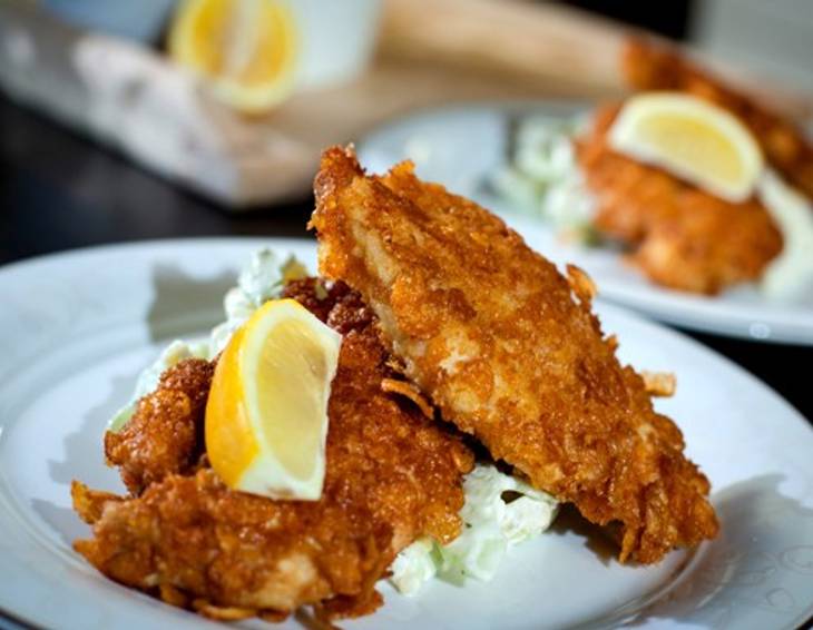 Knusprige Hühnerschnitzel auf rahmigem Kartoffel-Gurken-Salat