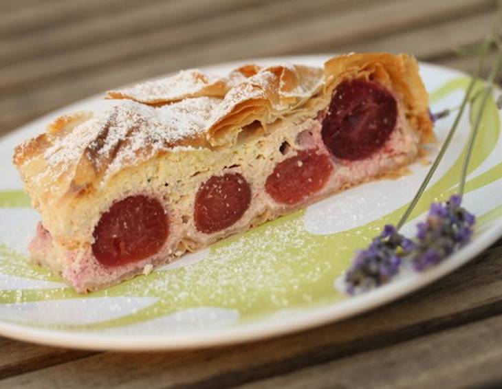 Kirschstrudel mit Topfen