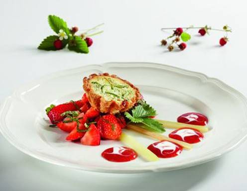 Melissen-Rhabarbertörtchen mit Erdbeersalat Rezept