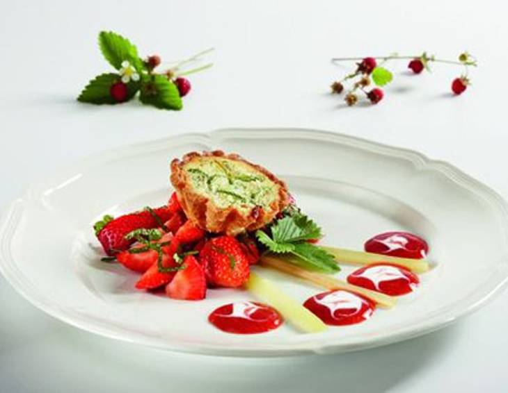 Melissen-Rhabarbertörtchen mit Erdbeersalat Melissen-Rhabarbertörtchen mit Erdbeersalat