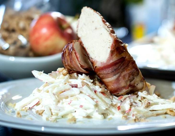 Hühnerfilet im Speckmantel auf Sellerie-Apfel-Salat Hühnerfilet im Speckmantel auf Sellerie-Apfel-Salat