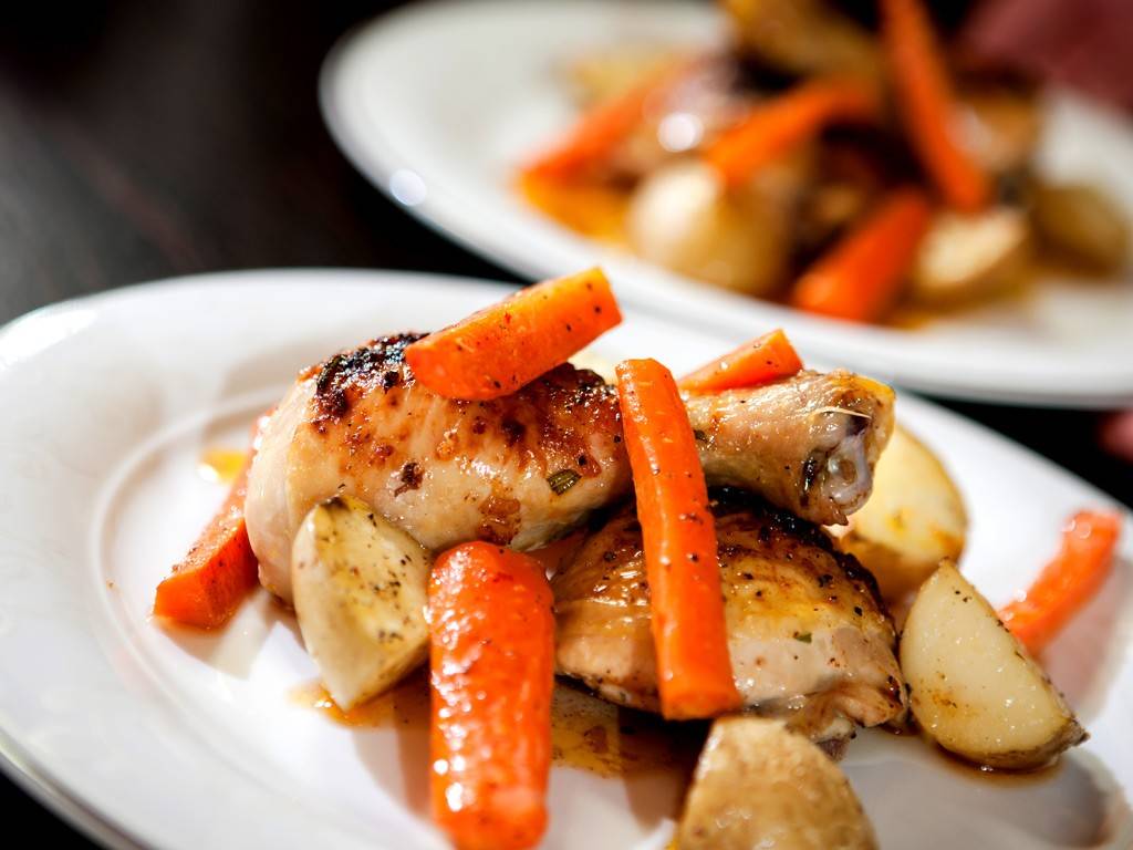 Hühnerkeule aus dem Ofen mit geschmortem Gemüse Rezept - ichkoche.at Hühnerkeule aus dem Ofen mit geschmortem Gemüse Rezept - ichkoche.at