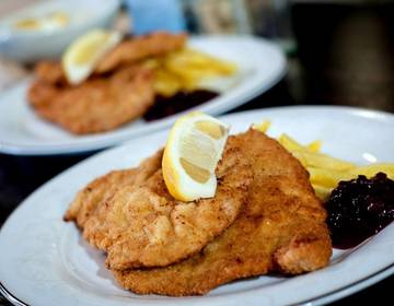 Putenschnitzel nach Wiener Art mit selbstgemachten Pommes Frites Putenschnitzel nach Wiener Art mit selbstgemachten Pommes Frites