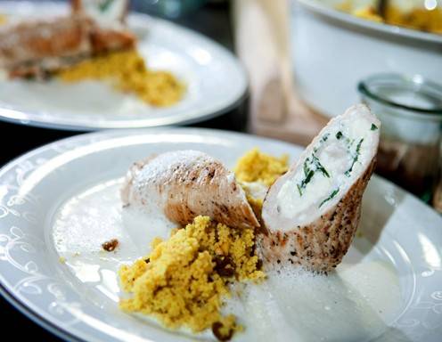 Putenroulade gefüllt mit Rucola und Schafskäse dazu marokkanischer ...