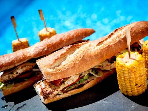 Putenbaguette mit knusprigem Speck