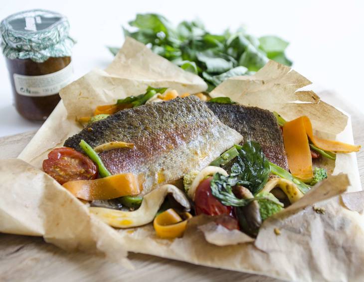 Lachsforellenfilet mit frischem Gemüse und Pinienkernen im Paket Lachsforellenfilet mit frischem Gemüse und Pinienkernen im Paket
