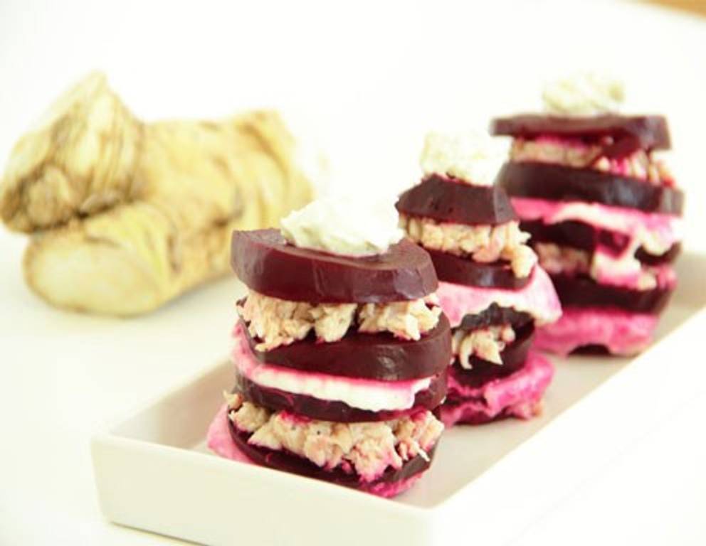 Rote Rüben-Türmchen mit Lachs und Krencreme aus dem Dampfgarer Rote Rüben-Türmchen mit Lachs und Krencreme aus dem Dampfgarer