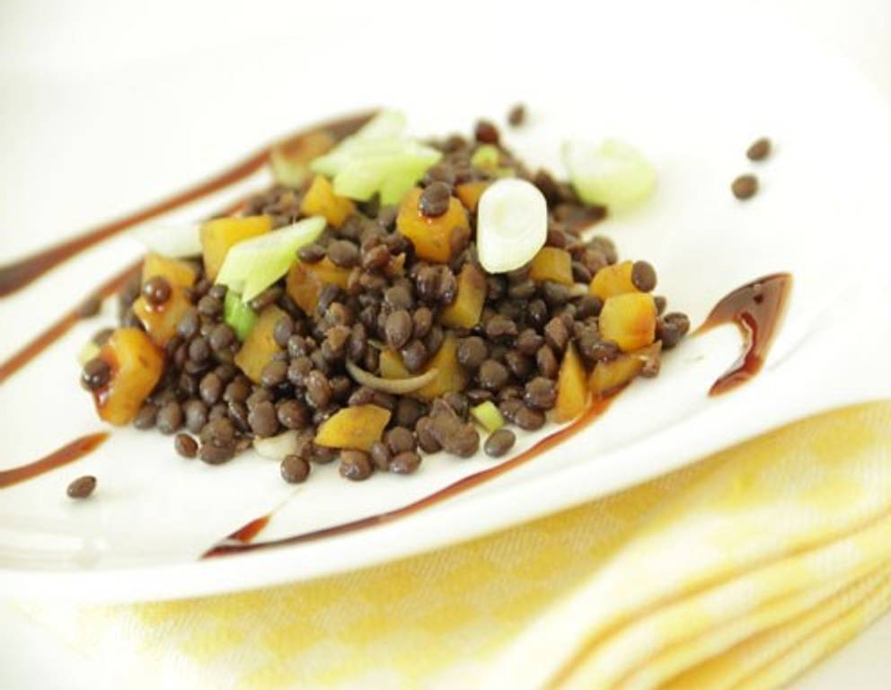 Belugalinsensalat mit gelben Rüben aus dem Dampfgarer Belugalinsensalat mit gelben Rüben aus dem Dampfgarer