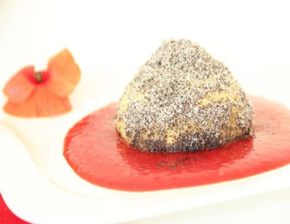 Topfen-Erdbeerknödel im Blaumohnmantel aus dem Dampfgarer Topfen-Erdbeerknödel im Blaumohnmantel aus dem Dampfgarer