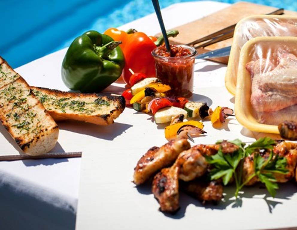 Hühnerkeulen und Hühnerflügerl im BBQ-Style mit Gemüsespieß und Knoblauchbaguette Hühnerkeulen und Hühnerflügerl im BBQ-Style mit Gemüsespieß und Knoblauchbaguette