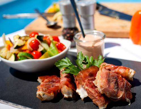 Rezept für Puten-Saltimbocca mit mediterranem Gemüse und Cocktailsauce