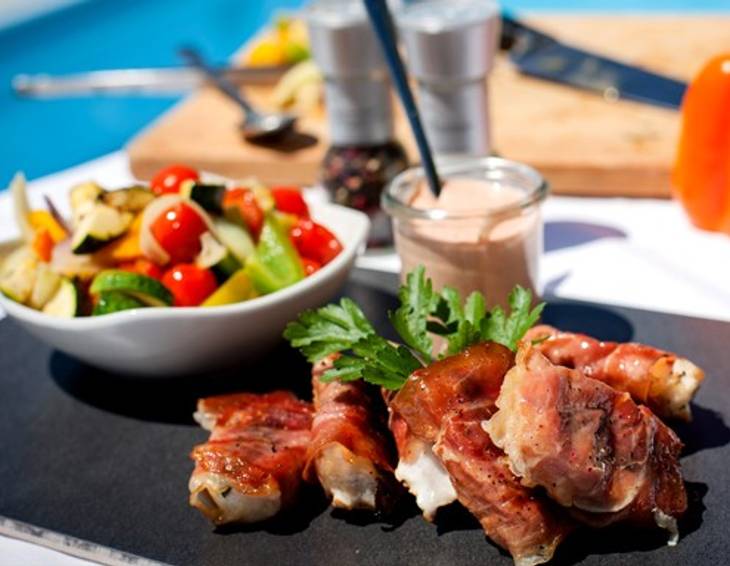 Puten-Saltimbocca mit mediterranem Gemüse und Cocktailsauce