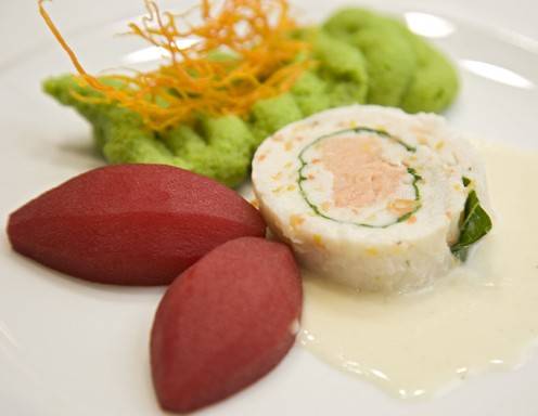 Zander-Lachs-Forellenroulade mit Erbsenpüree und Rote-Rüben-Kartoffeln