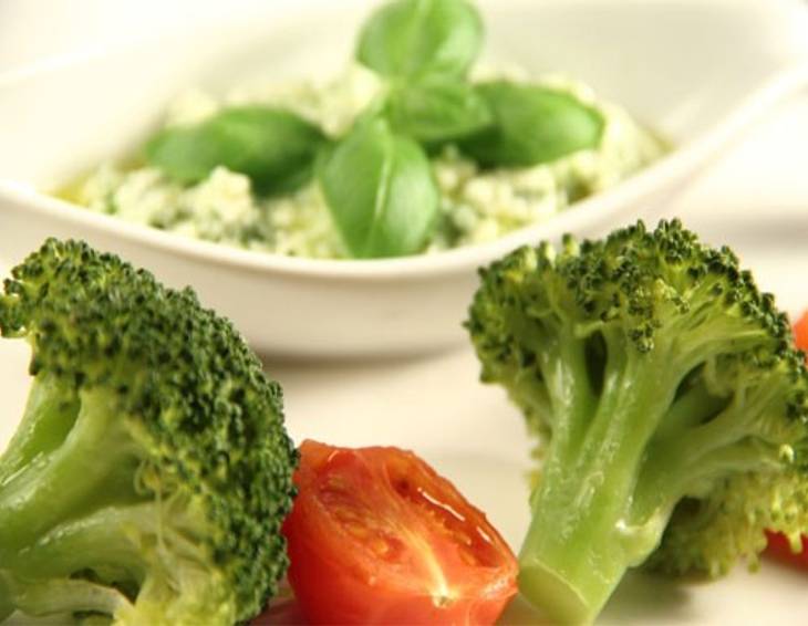 Broccoli und Tomaten mit Schafkäse-Basilikum-Creme aus dem Dampfgarer Broccoli und Tomaten mit Schafkäse-Basilikum-Creme aus dem Dampfgarer