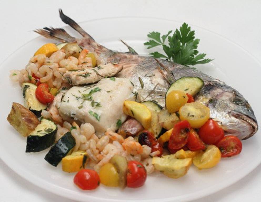 Fischplatte mit mediterranem Gemüse Fischplatte mit mediterranem Gemüse