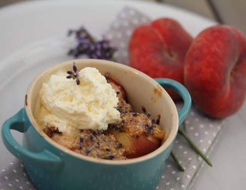 Gebackene Pfirsiche mit Lavendel