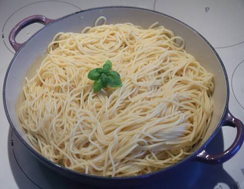 Lachs unter Spaghettihaufen
