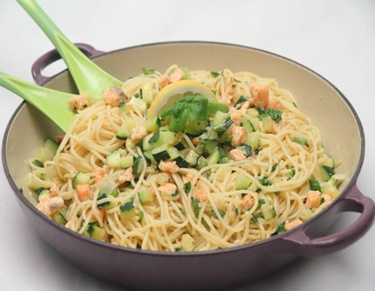 Lachs gegart unter einem Spaghetti-Berg Lachs gegart unter einem Spaghetti-Berg