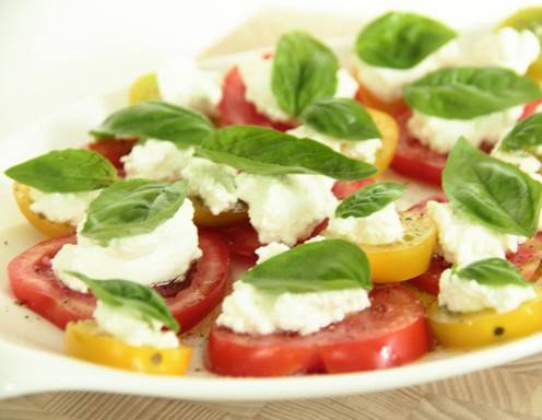 Sommerlicher Tomatensalat mit Vanille-Dressing und Ricotta