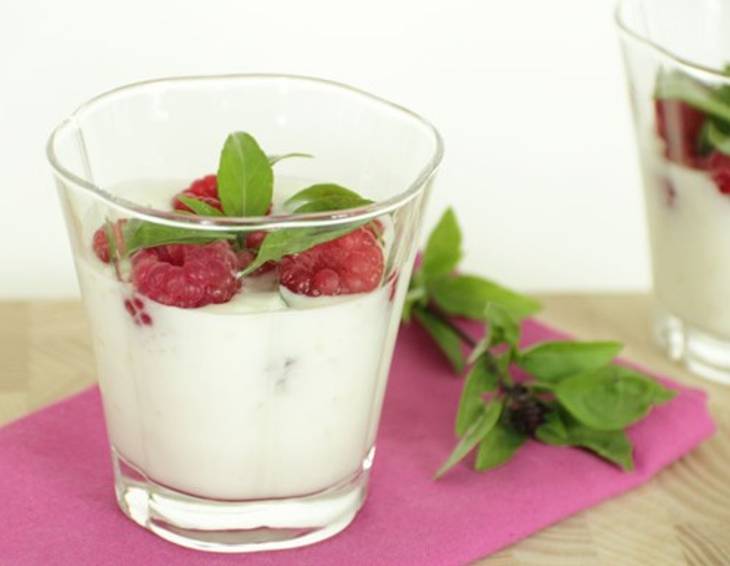 Joghurt mit Himbeeren, Sesam und Basilikum