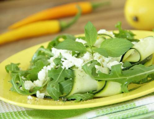 Zucchinisalat mit Minze und Schafskäse Rezept - ichkoche.de Zucchinisalat mit Minze und Schafskäse Rezept - ichkoche.de
