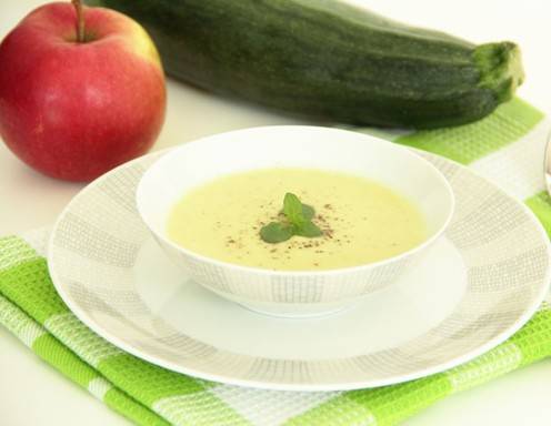 Zucchinisuppe mit Apfel und Curry