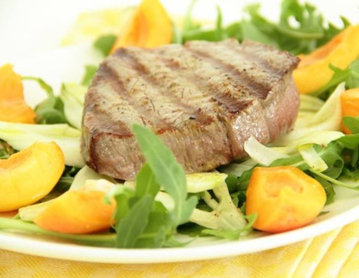 Rinderfiletscheiben mit Fenchel-Rucola-Marillen-Salat Rinderfiletscheiben mit Fenchel-Rucola-Marillen-Salat