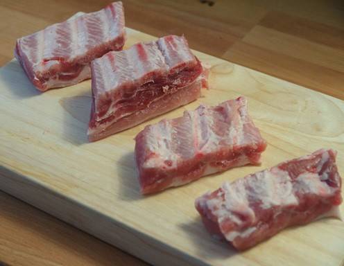 <p>Die Spareribs in kleine Portionen teilen.</p>