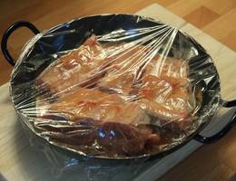 <p>Nun die Spareribs abdecken und einige Stunden, noch besser über Nacht, gut einmarinieren lassen.</p> <p>Nun die Spareribs abdecken und einige Stunden, noch besser über Nacht, gut einmarinieren lassen.</p>