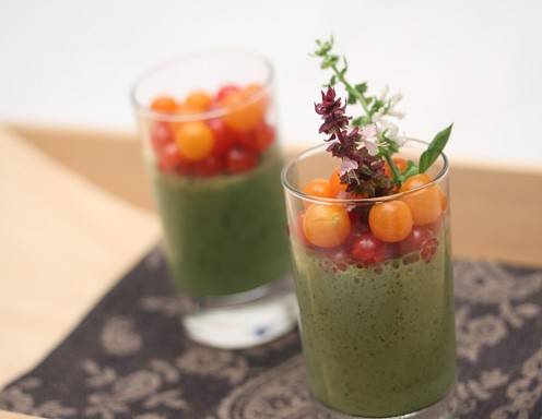 Panna Cotta pikant mit Basilikum und Ribisel Rezept - ichkoche.de