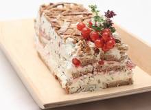 Kräuter-Brot-Terrine mit Ribisel Kräuter-Brot-Terrine mit Ribisel