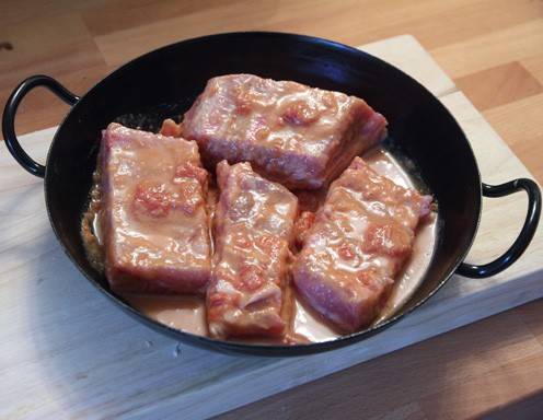 <p>Die Spareribs gut einmarinieren. Achten Sie darauf, dass in der Marinade S&auml;ure ist. So wird das Fleisch wunderbar zart. Verwenden Sie daf&uuml;r Apfelsaft, Orangensaft oder wenn Sie einen exotischen Touch haben m&ouml;chten, auch mal Ananassaft.</p>