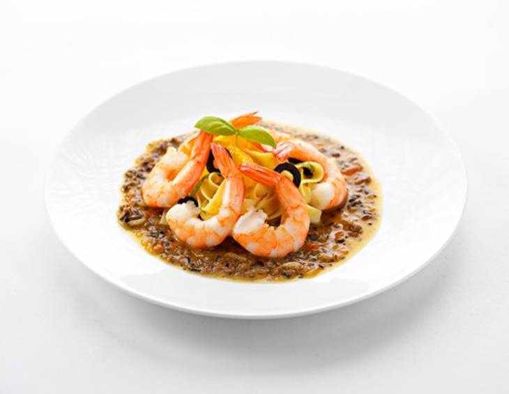 Handselektierte Shrimps mit Orangennudeln und Olivenjus