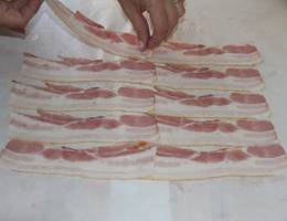 <p>Das Tolle an der Bacon Bomb ist das Specknetz. Es sieht umwerfend aus und ist eigentlich super einfach zu machen. Legen Sie Backpapier auf Ihre Arbeitsfläche in der Küche auf. Darauf verteilen Sie die Speckstreifen. Zwei Speckstreifen überlappend aneinander legen, damit der Streifen länger wird.</p> <p>Das Tolle an der Bacon Bomb ist das Specknetz. Es sieht umwerfend aus und ist eigentlich super einfach zu machen. Legen Sie Backpapier auf Ihre Arbeitsfläche in der Küche auf. Darauf verteilen Sie die Speckstreifen. Zwei Speckstreifen überlappend aneinander legen, damit der Streifen länger wird.</p>