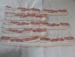 <p>Dann das Specknetz "weben". Dafür immer abwechselnd ein Stück Speck zurückschlagen und eines in voller Länge liegen lassen.</p> <p>Dann das Specknetz "weben". Dafür immer abwechselnd ein Stück Speck zurückschlagen und eines in voller Länge liegen lassen.</p>